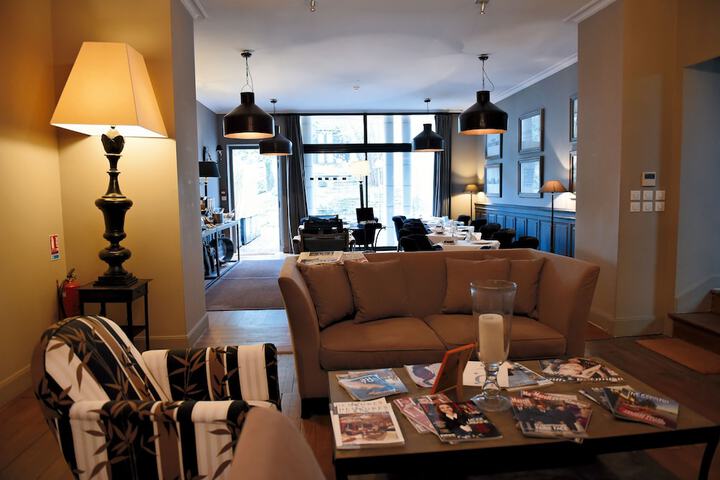 Lobby lounge