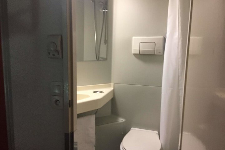 Room 32 of 48