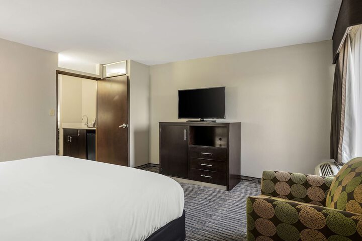 1 King Bed Microwave and Refrigerator WiFi Full Breakfast (5 of 22)