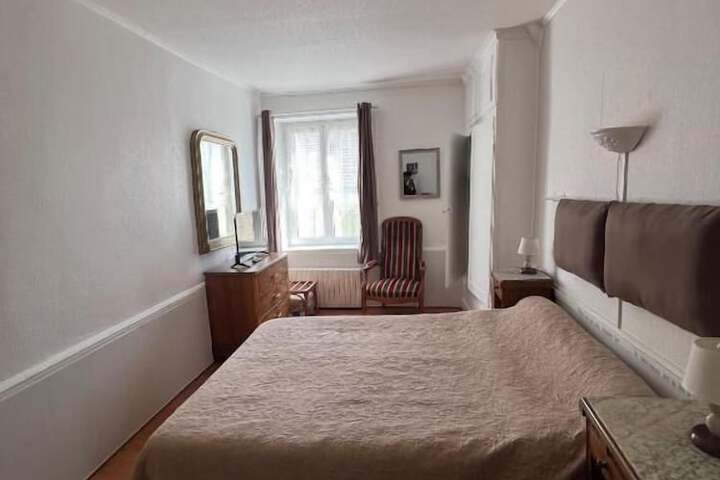 Room 3 of 8