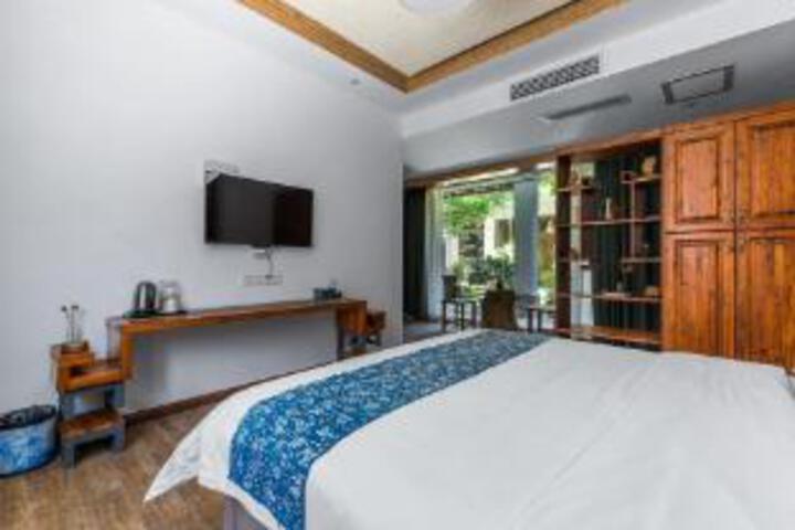 Room 8 of 10