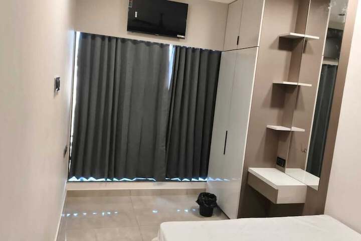 Room 10 of 20