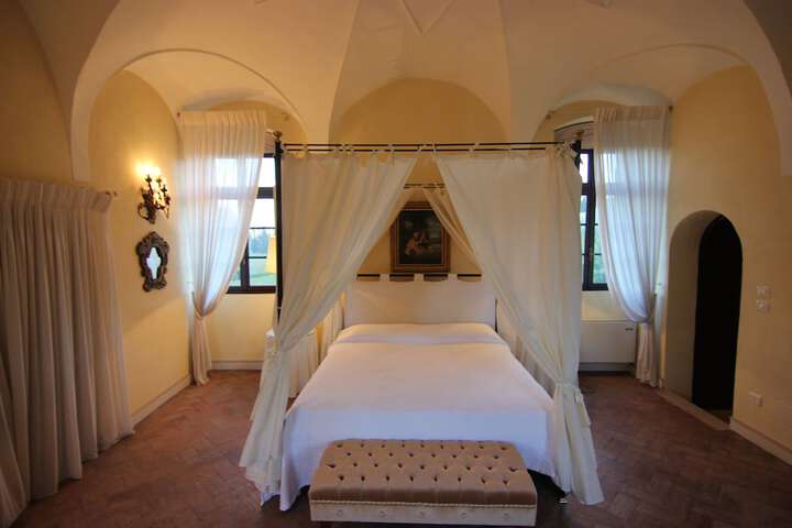 Room 15 of 175