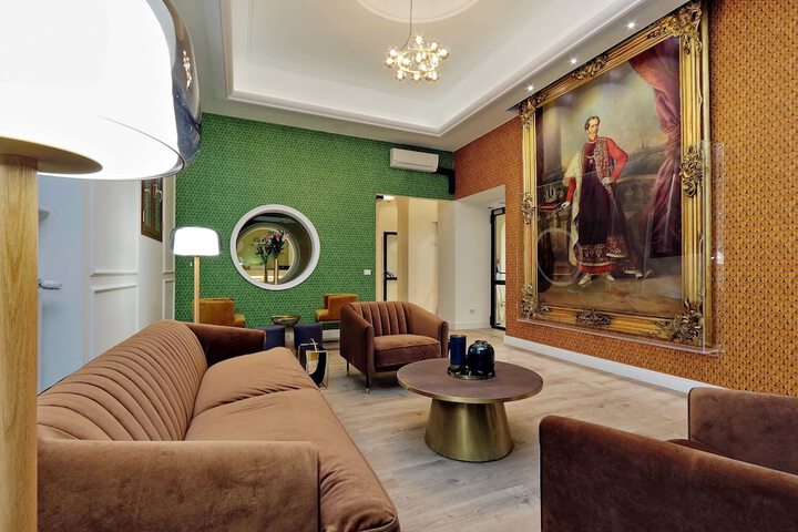 Lounge 42 of 52