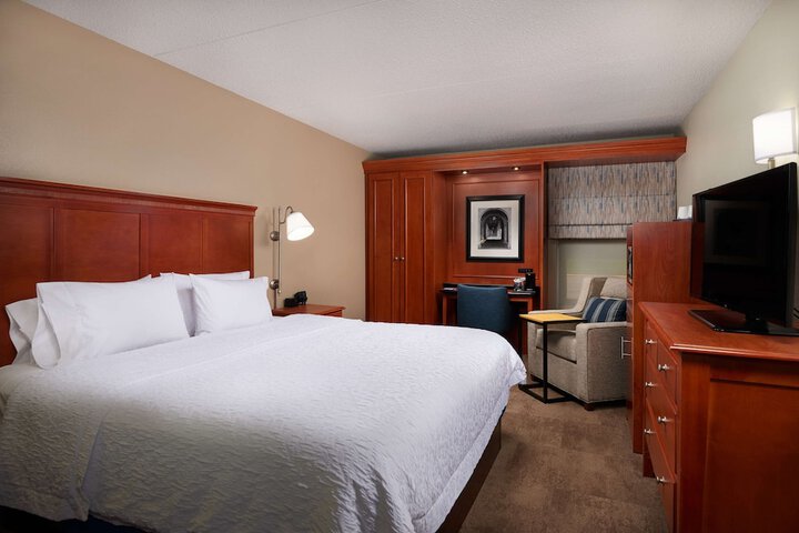 1 King Bed (6 of 10)