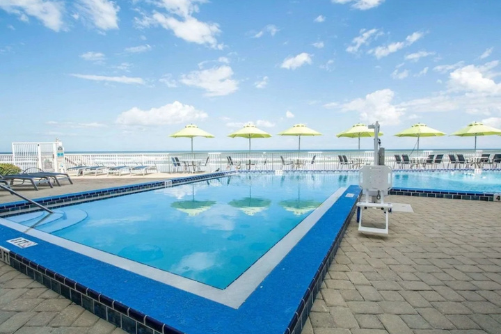 Hotel Pool