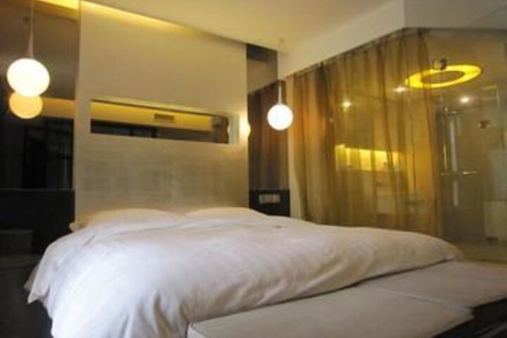 Room 32 of 51
