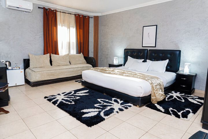 Room 6 of 17