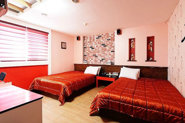 Room 17 of 31