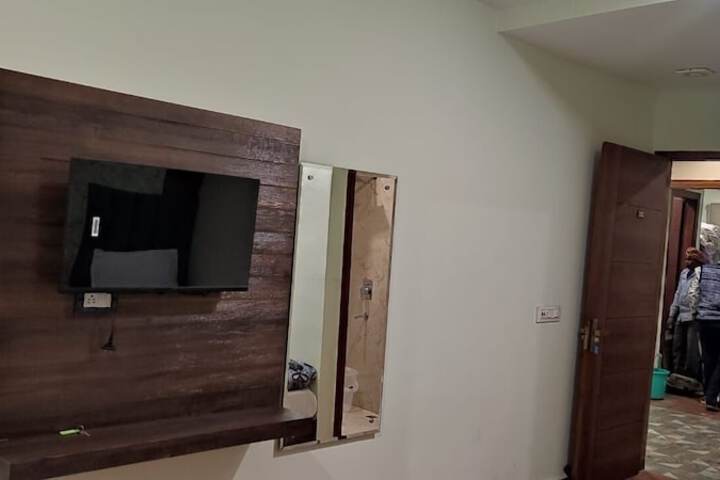 Room 10 of 14