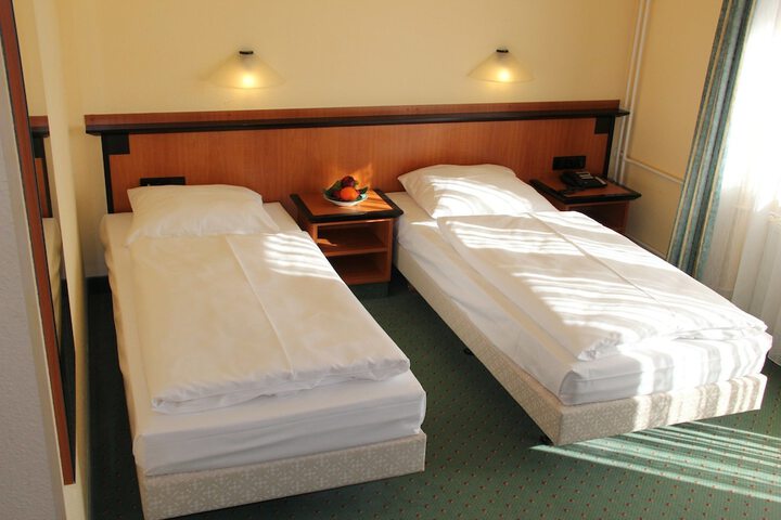 Room 3 of 82