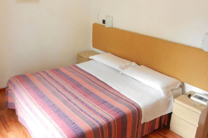 Room 9 of 31