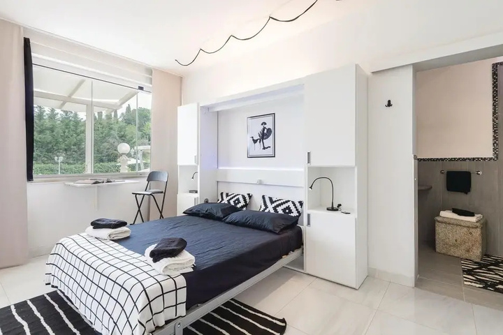 Room 5 of 16