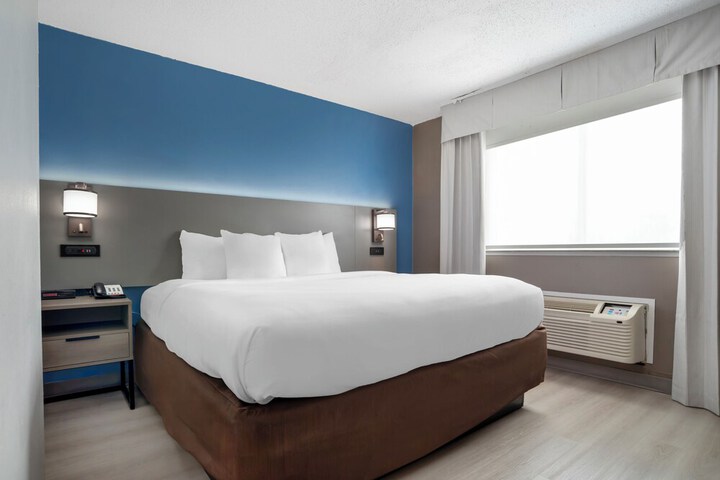 Room 33 of 213
