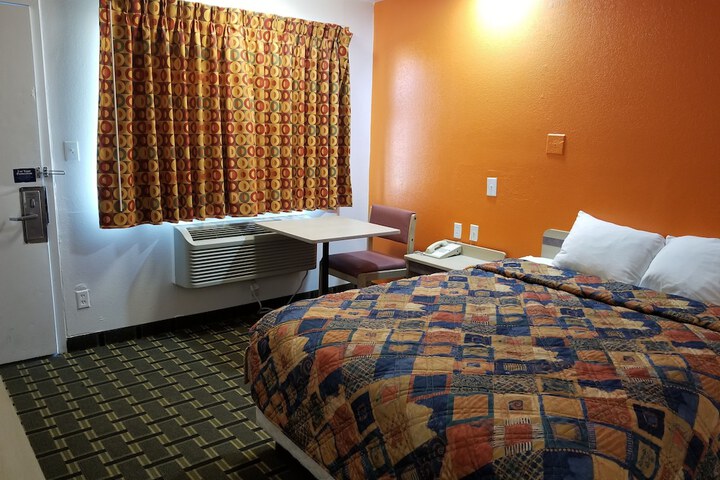 Single Queen Bed (3 of 6)