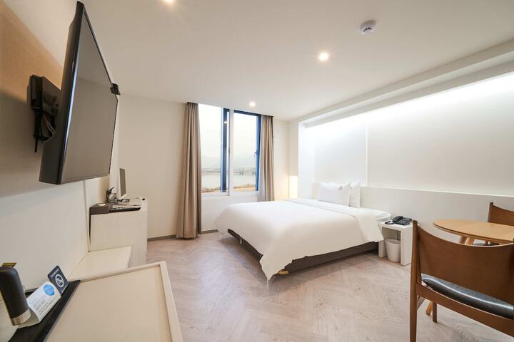 Room 13 of 87