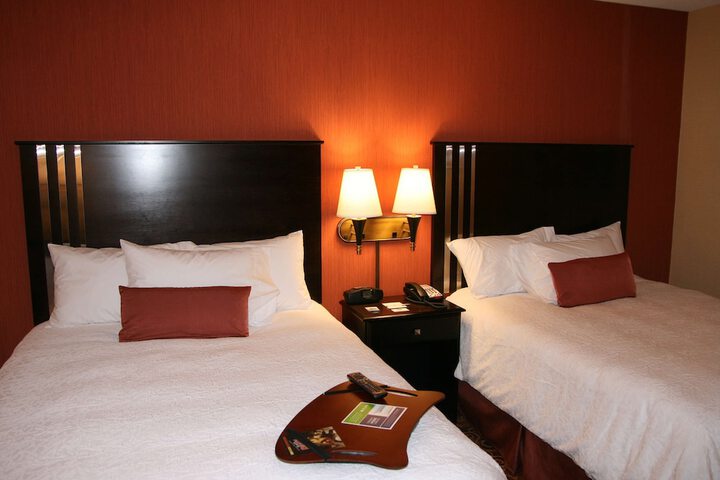 2 Queen Beds (2 of 3)