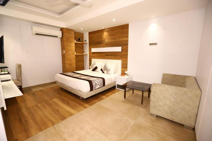 Hotel Kelvish With Free Airport Pickup