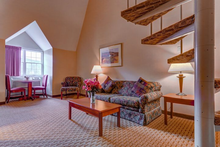 Superior King Bed Mountain Side (4 of 9)