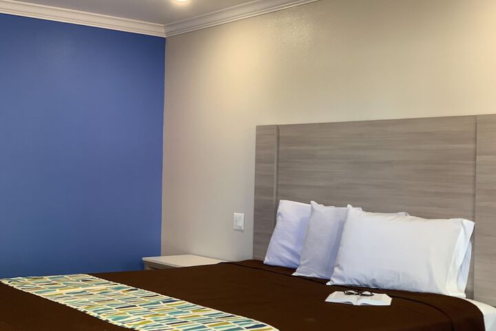 Comfort Room 1 King Bed (10 of 24)