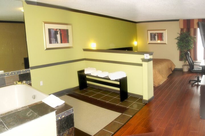 Deluxe Room 1 King Bed (9 of 28)