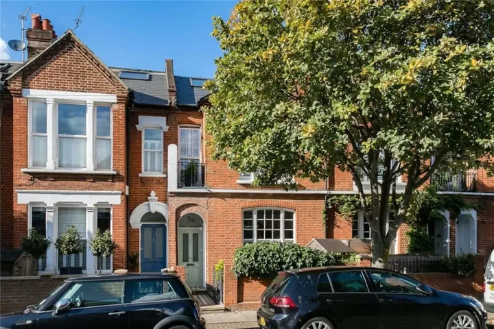 Large and Modern 3 Bedroom Family Home in Earlsfield