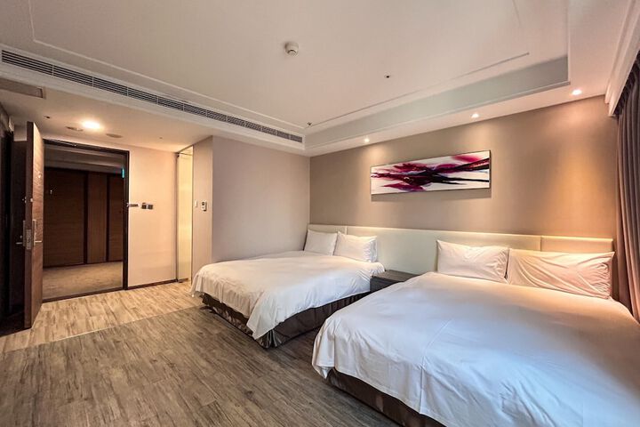 Room 6 of 12