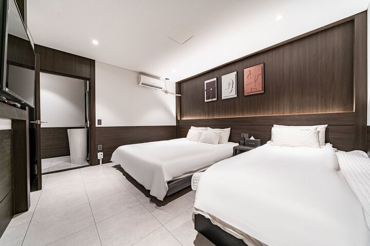 Room 19 of 48
