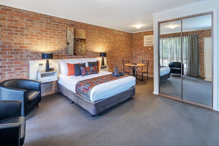 Room 2 of 35