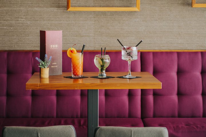 Lounge 52 of 63