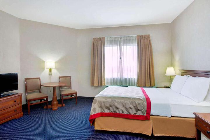 1 King Bed (4 of 10)