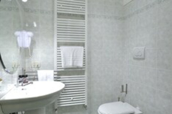 Room 8 of 34