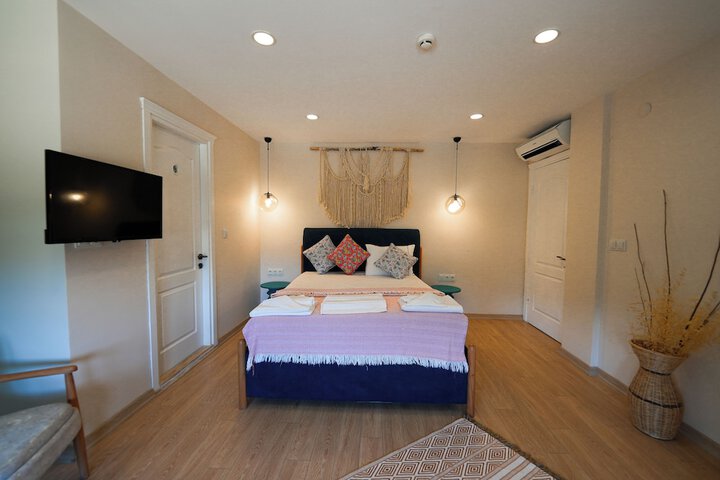 Room 5 of 17