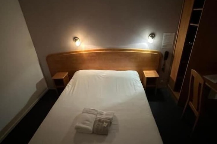 Room 8 of 18
