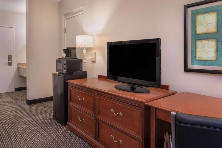 Double Bed Accessible (9 of 10)