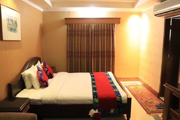 Room 6 of 11