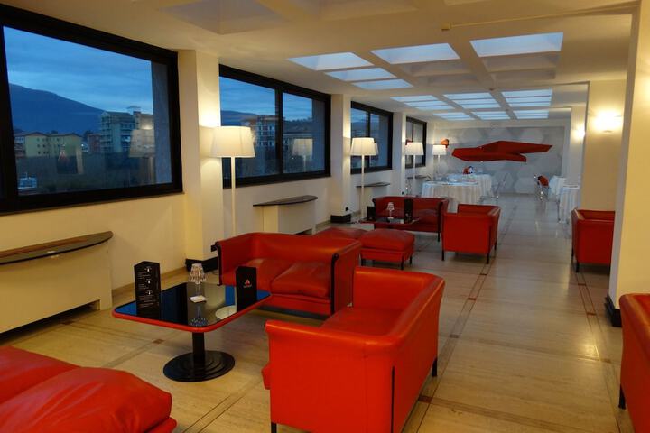 Lobby lounge