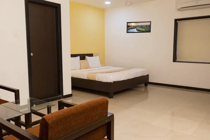 Room 4 of 12