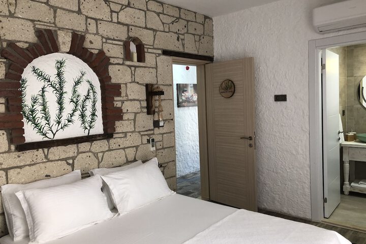 Room 6 of 16