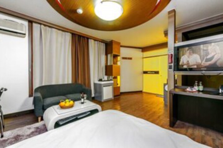 Room 20 of 37