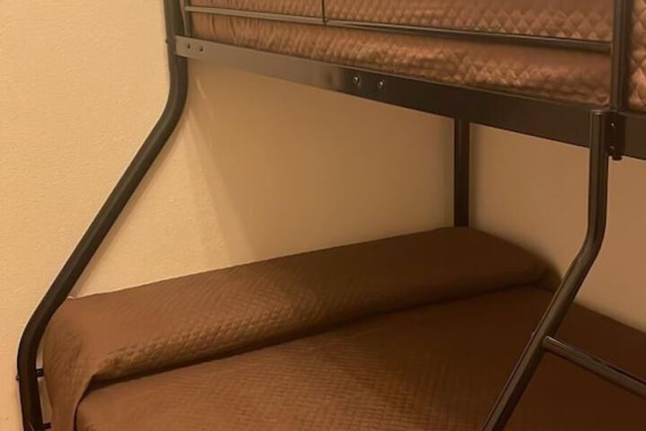 Room 4 of 32