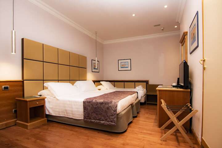 Room 32 of 167