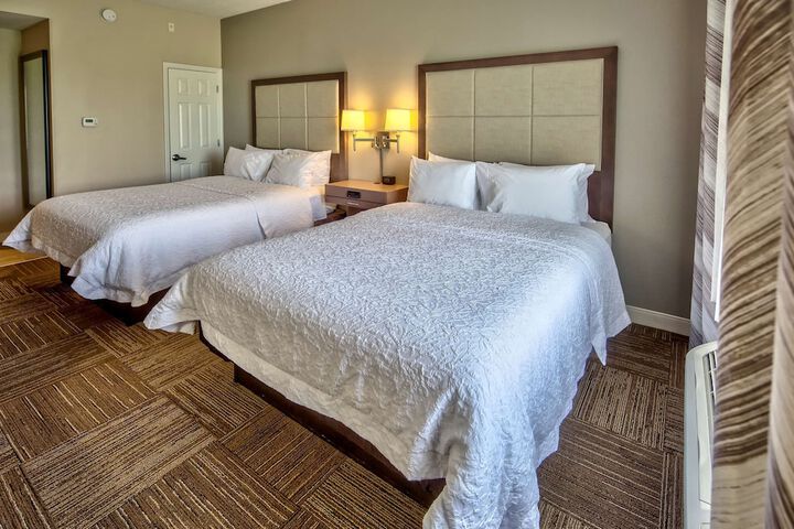 2 Queen Beds (3 of 4)