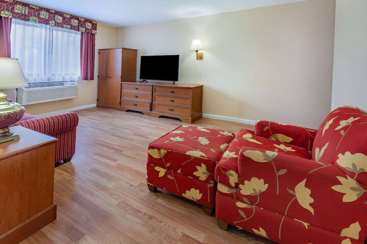 1 King Bed (1 of 10)