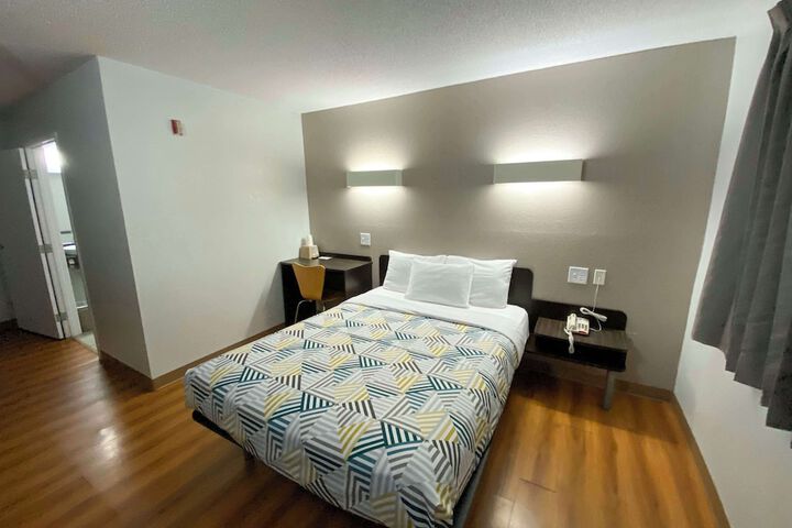 1 Queen Bed (2 of 14)