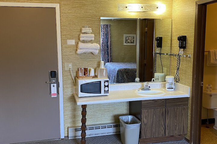 1 Queen Bed (6 of 14)