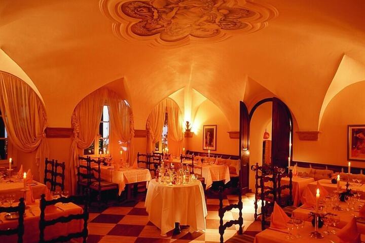 Dining 40 of 65