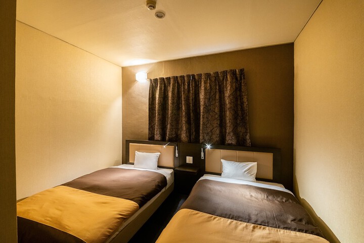 Room 9 of 18