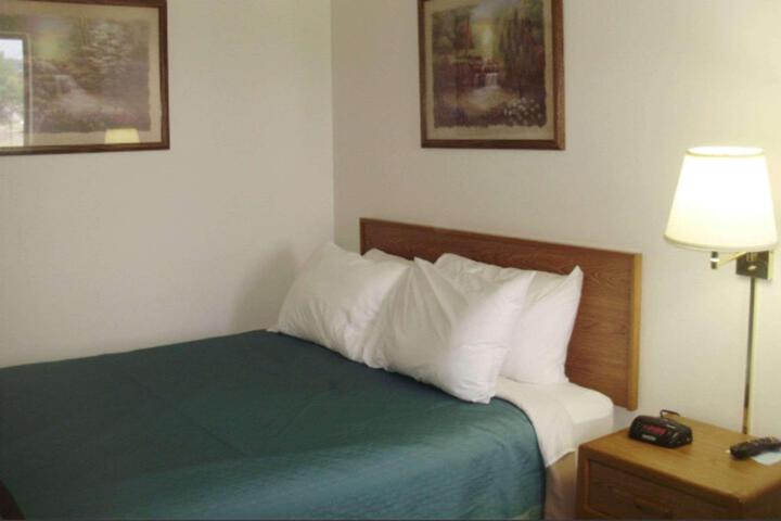 1 Queen Bed (6 of 6)