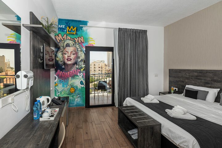 Room 27 of 198